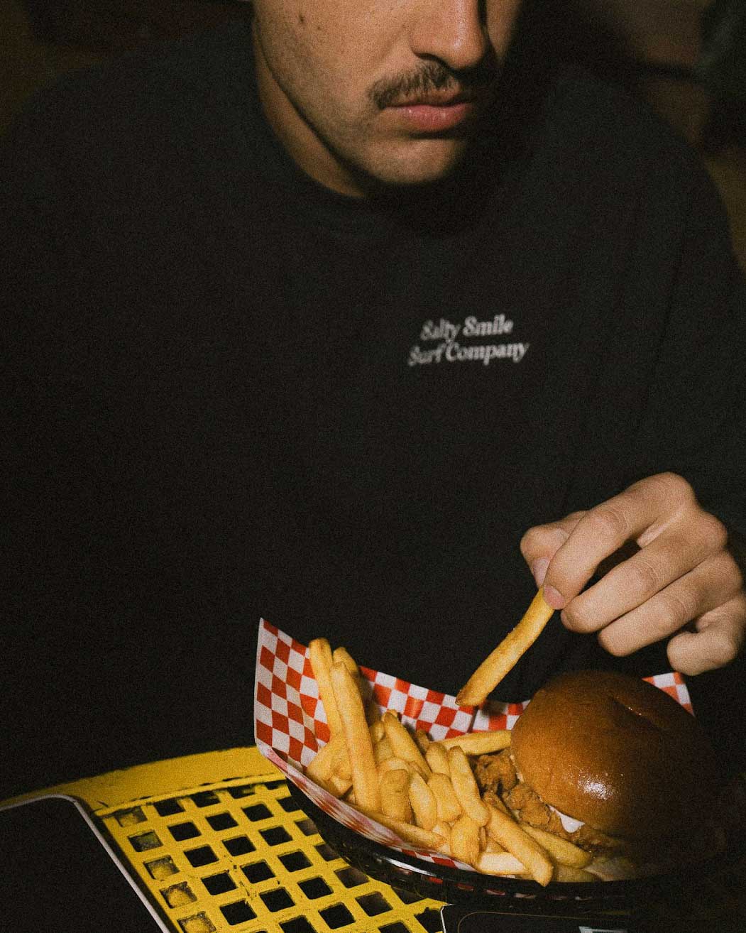 vetements surf salty smile Sweat Brodé Vintage Black marque eco responsable coton bio