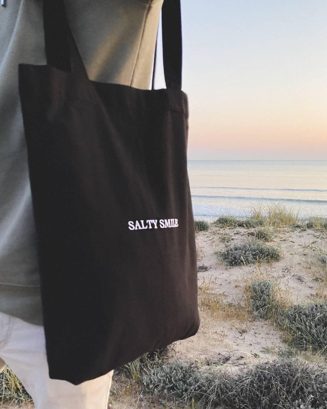 vetements surf salty smile Tote Bag Brodé Noir marque eco responsable coton bio