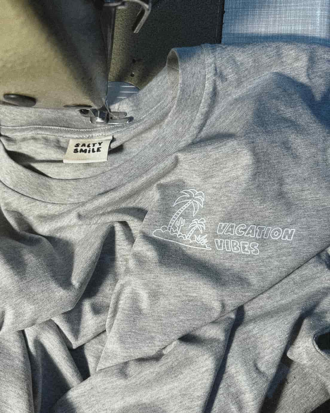 vetements surf salty smile VACATION GREY T SHIRT marque eco responsable coton bio