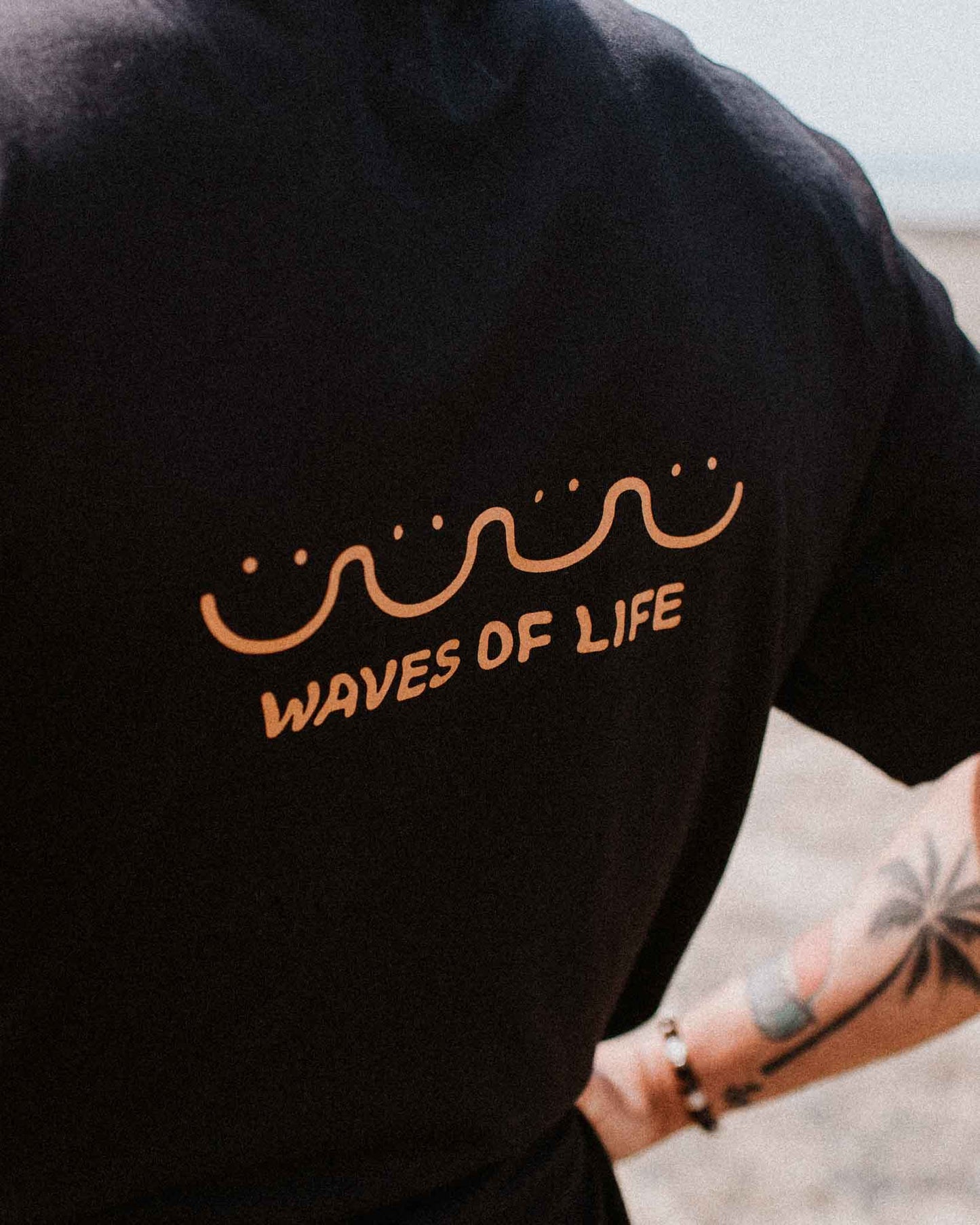 vetements surf salty smile WAVES OF LIFE (NOIR) RETRO T SHIRT marque eco responsable
